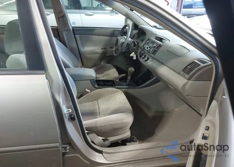 2002 Toyota Camry Le z USA, uszkodzony, nr VIN 4T1BF32K52U527952